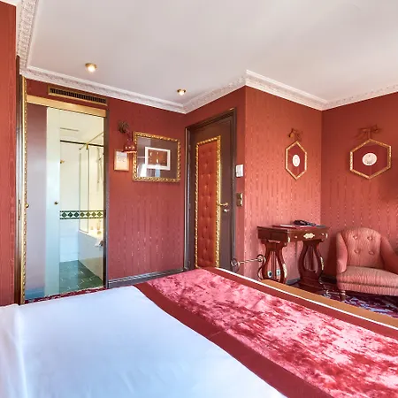 La Royale Hotel