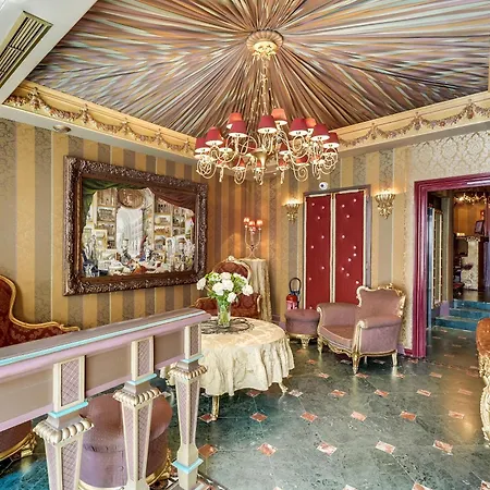 La Royale Hotel