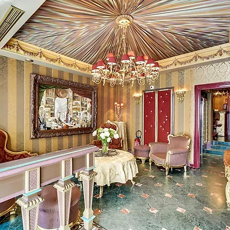 La Royale Hotel