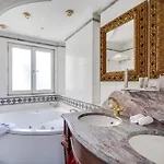 La Royale Hotel