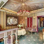 La Royale Hotel