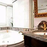 La Royale Hotel